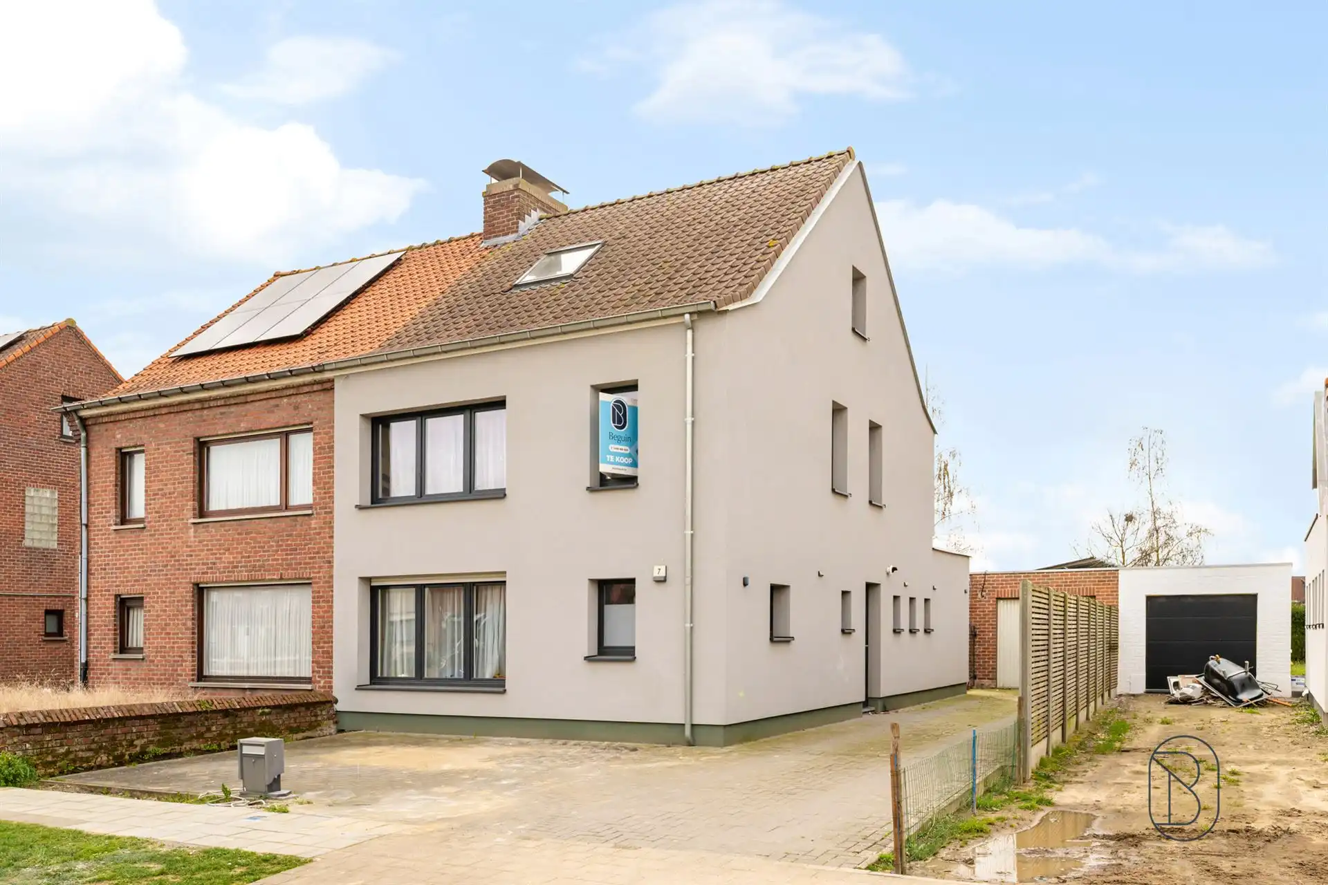 Halfopen woning met garage en tuin in Harelbeke foto {{pictureIndex}}