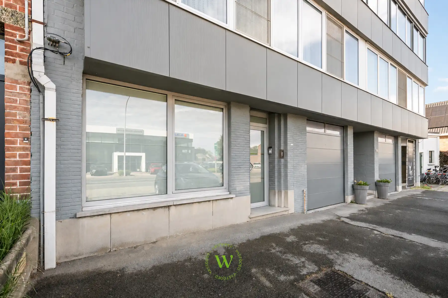 Lichtrijk gelijkvloers appartement met private inkom foto 2