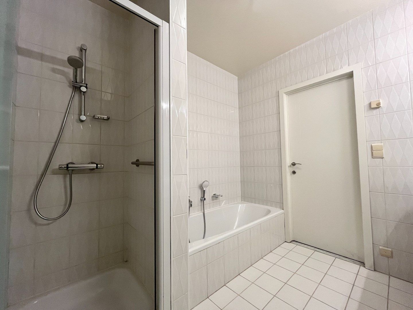 Instapklaar 2 slpk-appartement met 2 terrassen en autostnplts foto 10