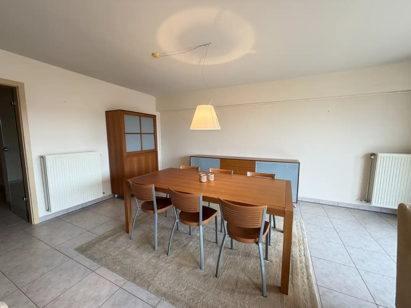 Instapklaar appartement met groot terras en twee slaapkamers. Garage bij te huren in hetzelfde gebouw. foto 4