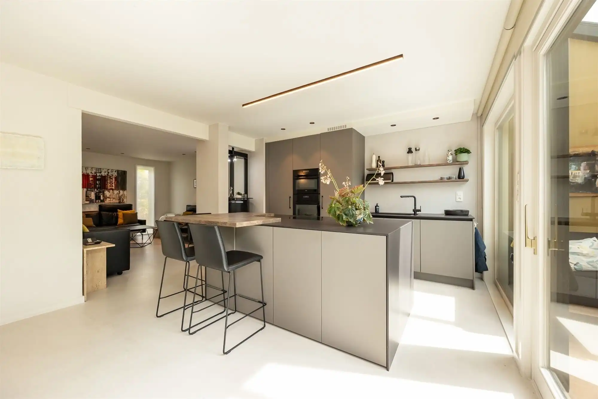 Instapklare en vrijstaande gezinswoning met 3 slpk. en een ruime tuin foto 3