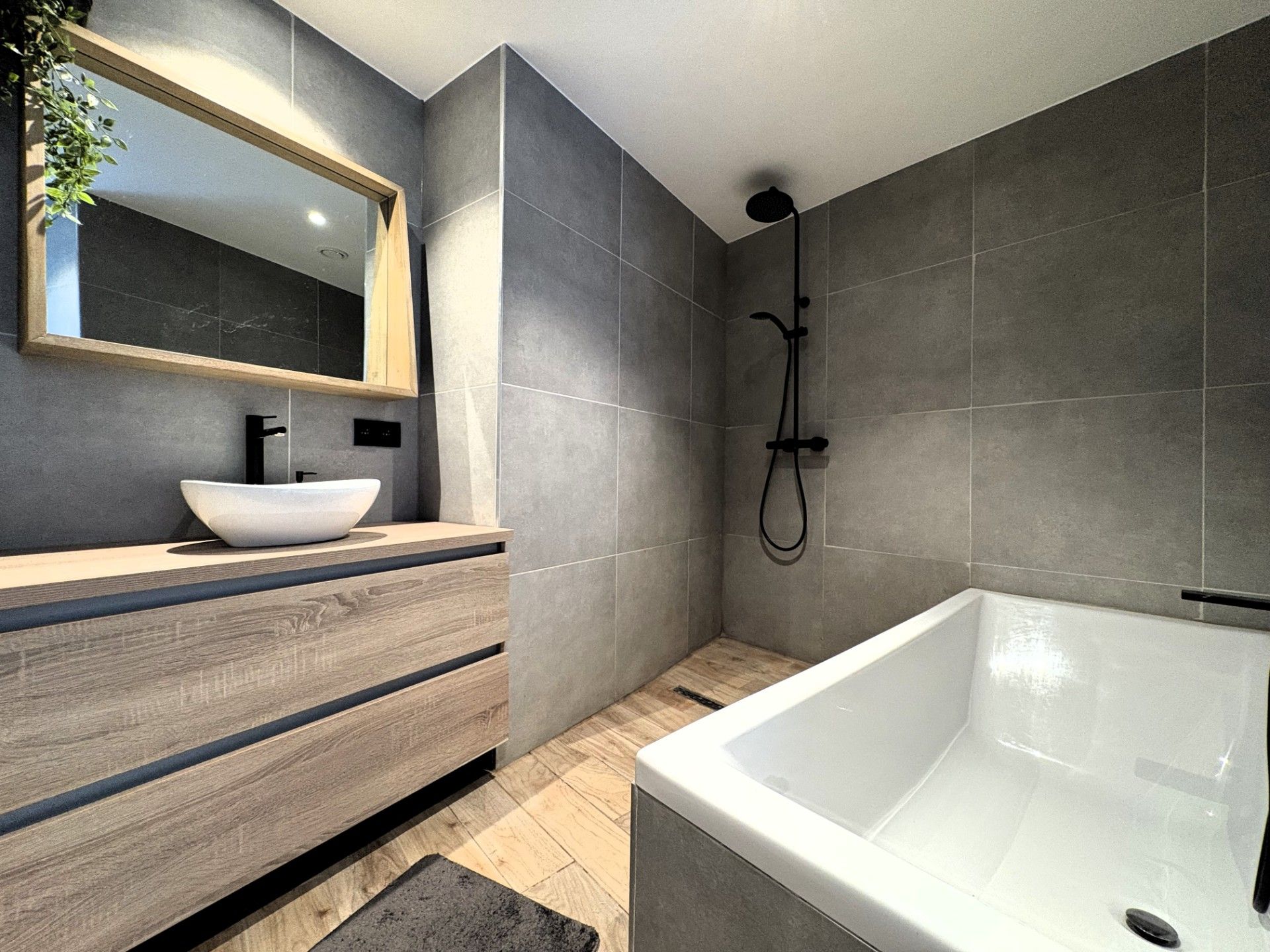 Ruim appartement met 2 slaapkamers en garage foto 9