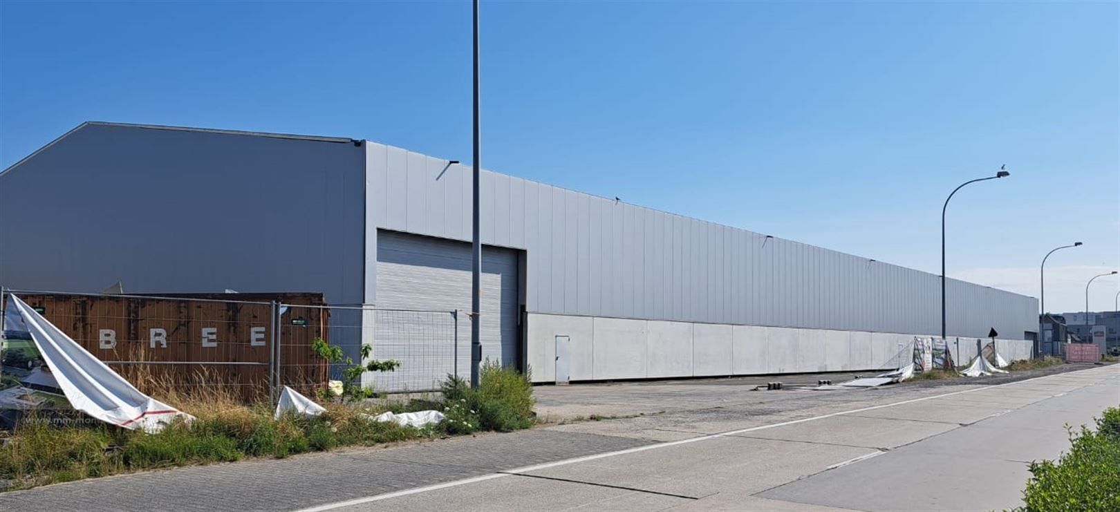 Semi-industrieel bedrijfsgebouw met laad-en loskades en rolbruggen foto {{pictureIndex}}