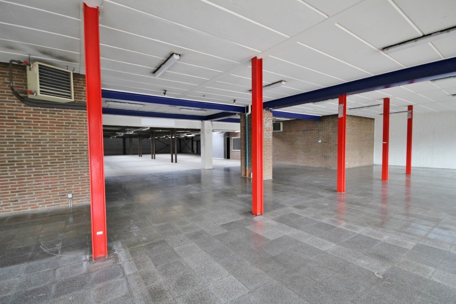Ruim handelspand met magazijn op toplocatie foto 2