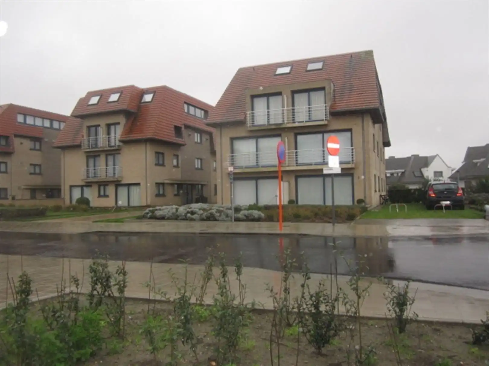 Gesloten garage box te huur foto {{pictureIndex}}