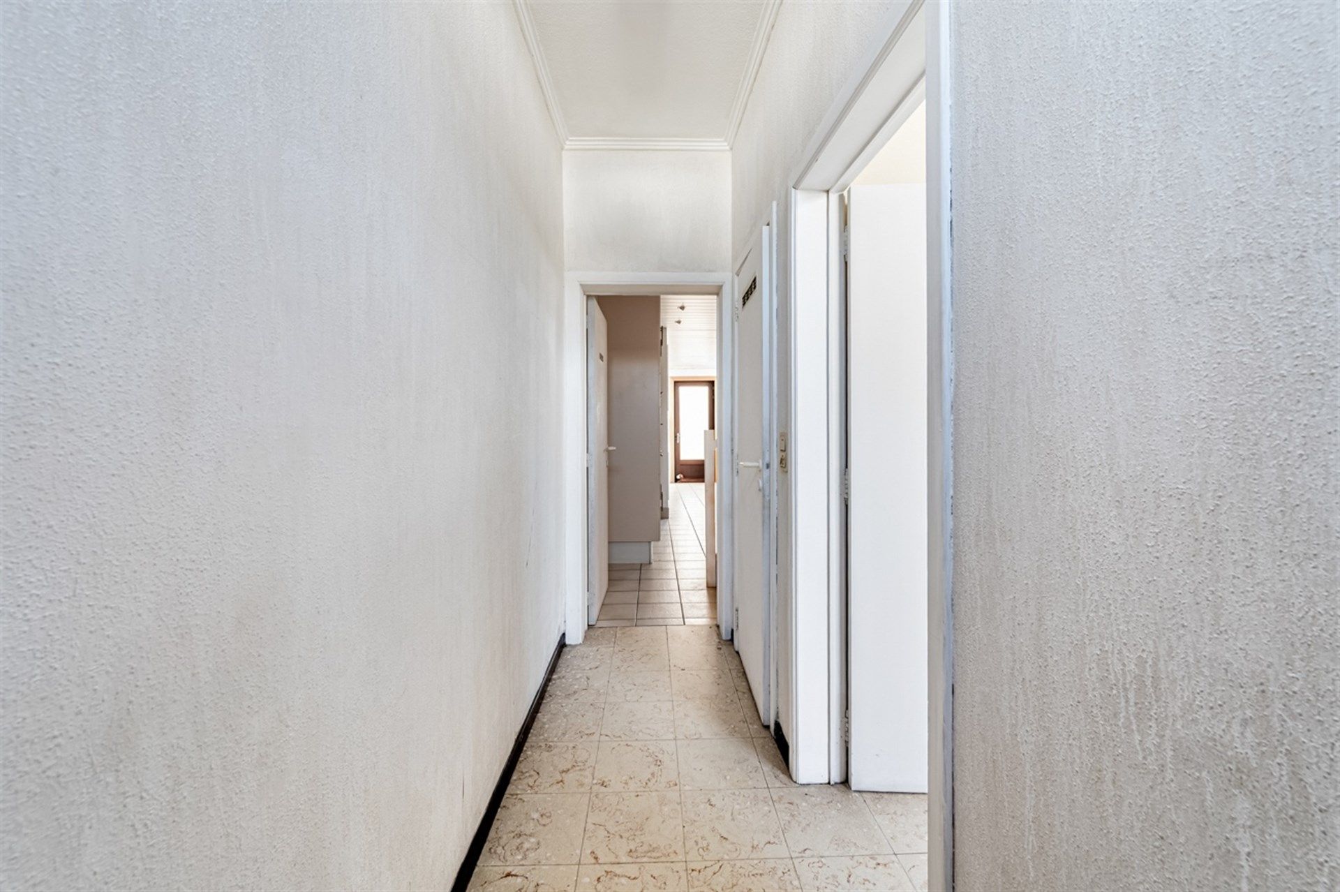 Knusse woning met twee slaapkamers en koer foto 2