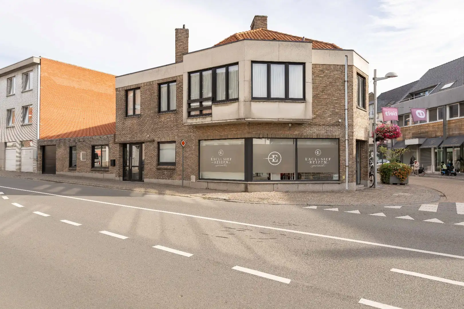 2 HANDELSPANDEN MET ÉÉN WOONGELEGENHEID OP TOPLOCATIE IN TIELT foto {{pictureIndex}}