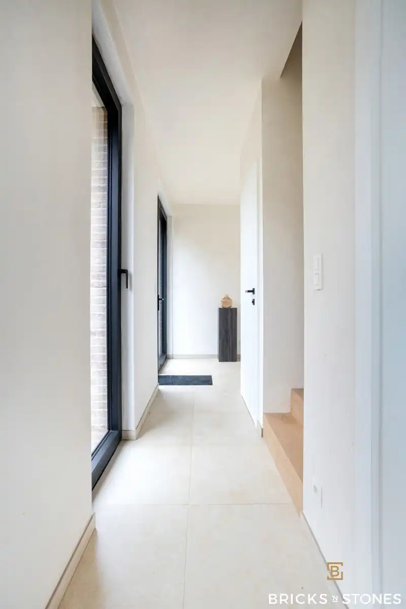 Stijlvolle nieuwbouwwoning met tuin, 3 slpks & 2 badk foto 2