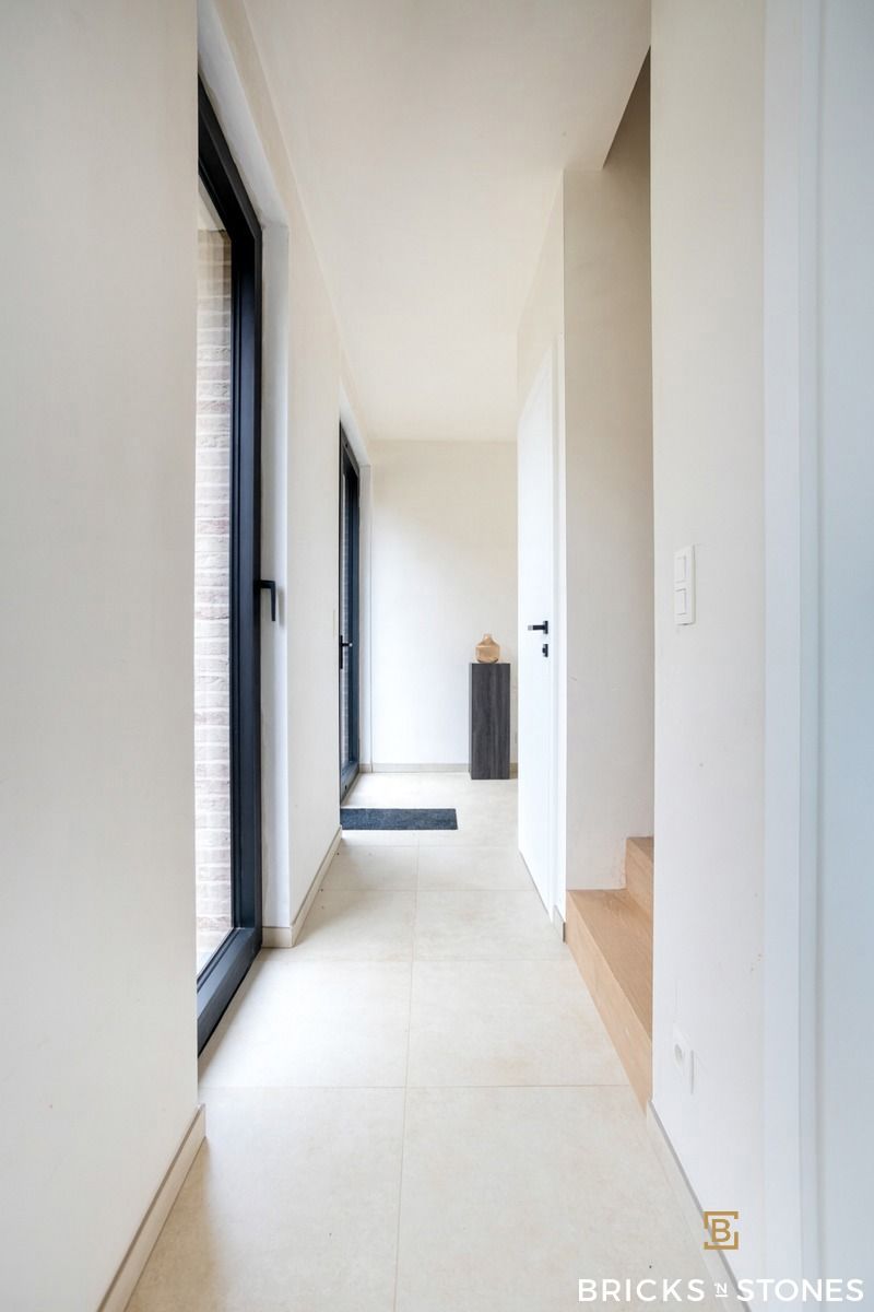 Stijlvolle nieuwbouwwoning met tuin, 3 slpks & 2 badk foto 2