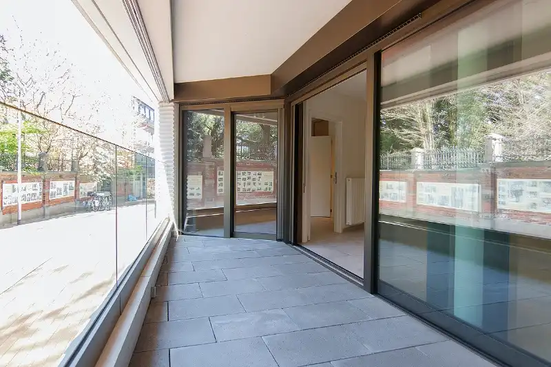 Moderne serviceflat met 2 ruime slaapkamers, 2 badkamers en een uitnodigend terras op een TOP locatie in het centrum van Hasselt foto 6