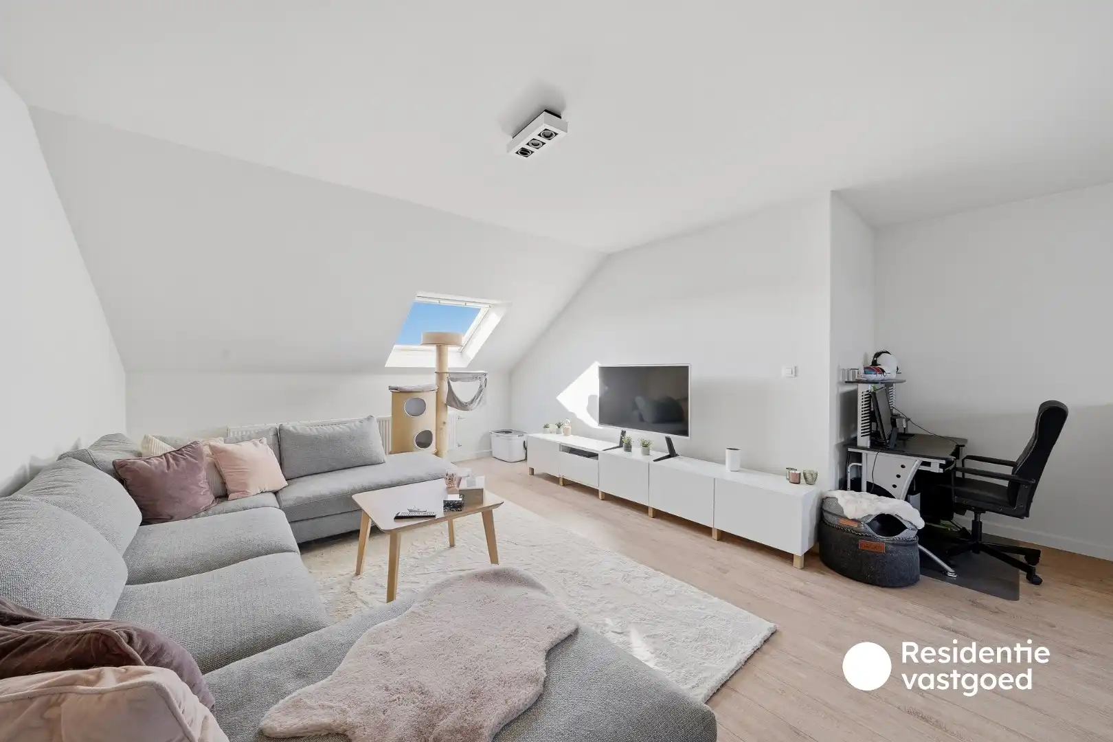 Instapklare woning met dubbele garage, 3 kamers en zongerichte buitenruimtes foto 13