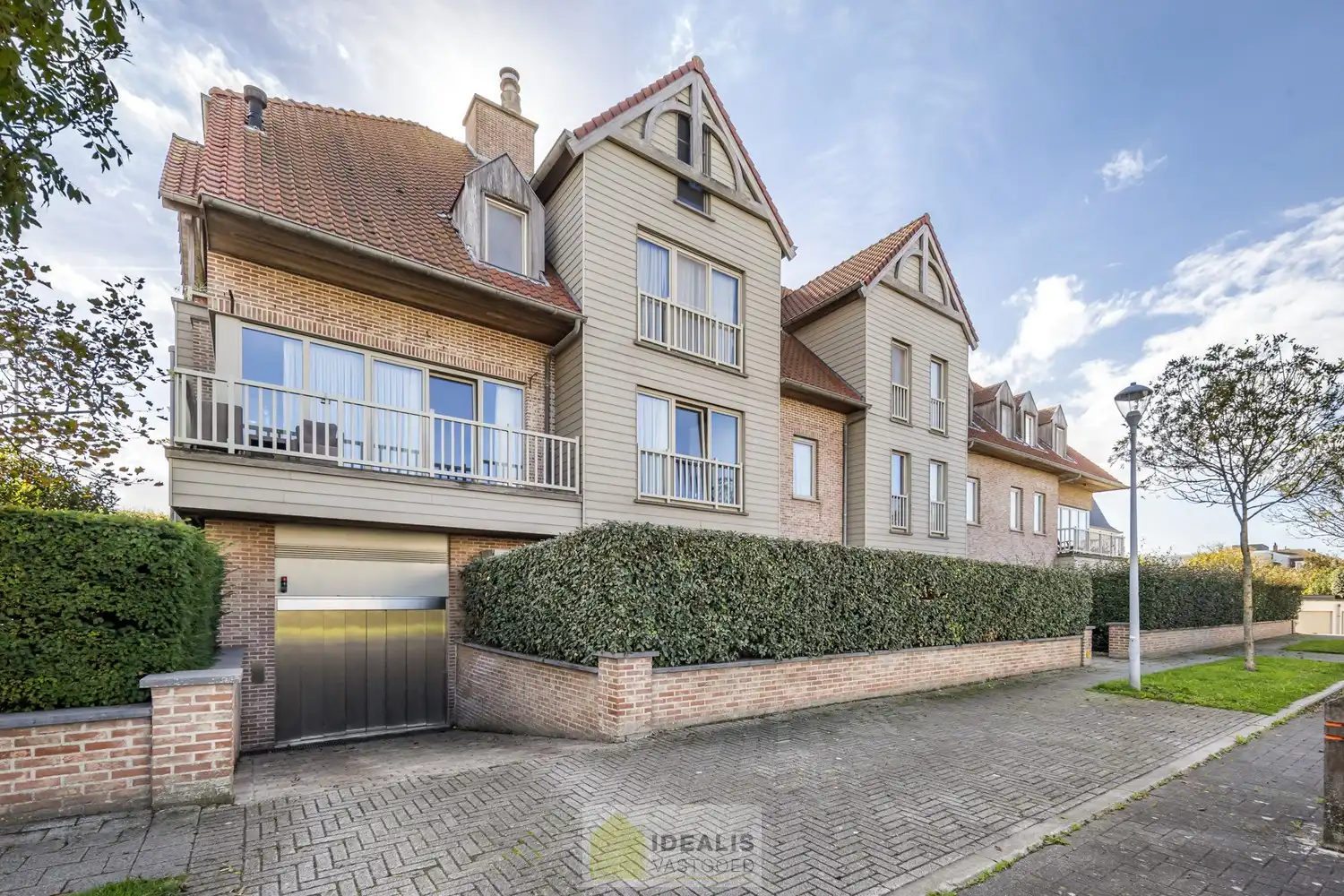 IDEALIS VASTGOED - HEERLIJK GELIJKVLOERS VAKANTIE-APPARTEMENT TE ZEEBRUGGE-BAD OP WANDELAFSTAND VAN HET STRAND EN DE DUINEN! EEN FIJNE PLEK BESTAANDE UIT EEN LICHTRIJKE LEEFRUIMTE MET OPEN KEUKEN EN BERGING, 1 RUIME SLAAPKAMER, 1 INPANDIGE KINDERKAMER, EEN EXTRA RUIM TERRAS EN EEN GOED TOEGANKELIJKE ONDERGRONDSE PARKEERPLAATS (AUTOLIFT) EN KELDERBERGING! foto 3