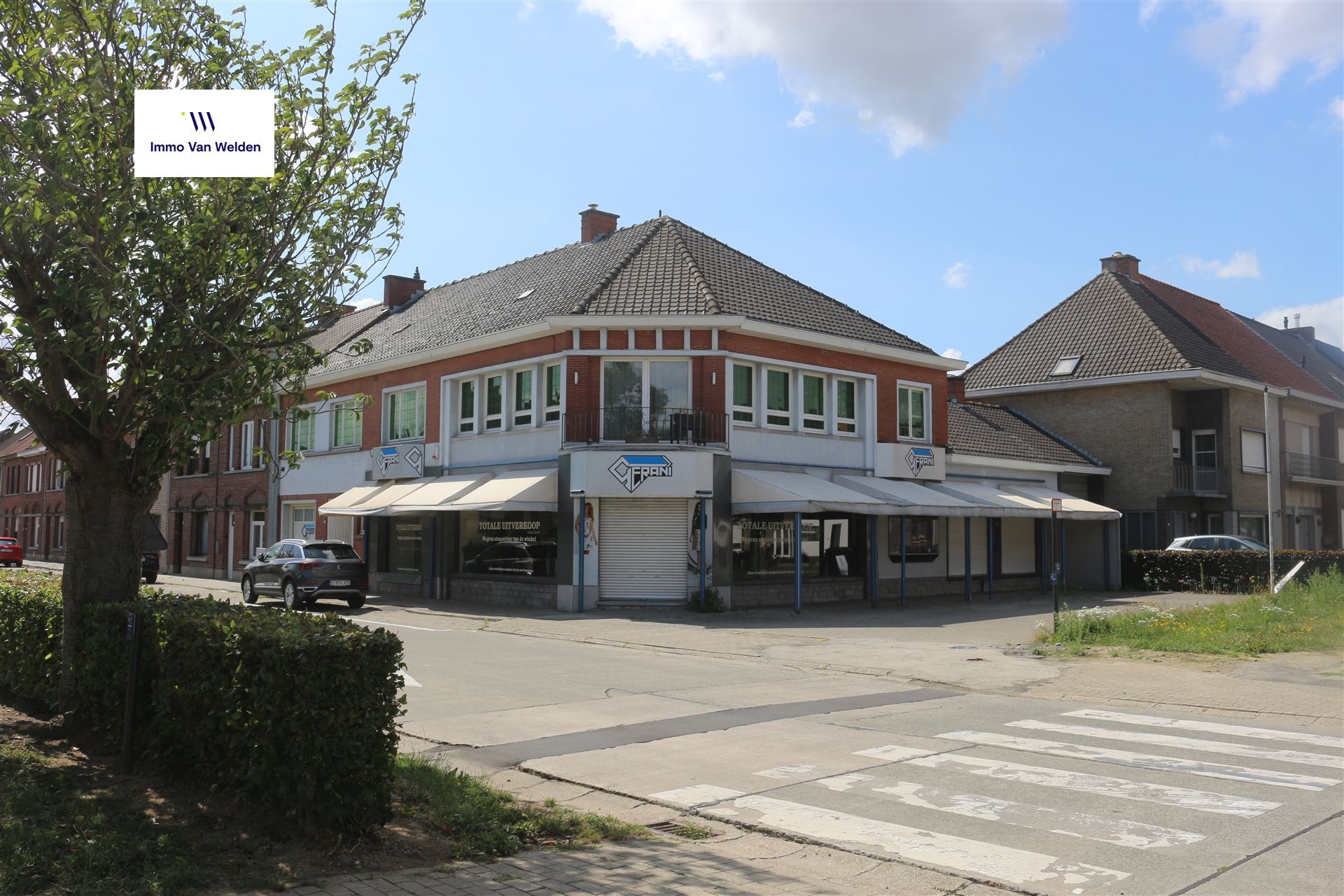 Zeer ruim winkelpand - op heden ingericht als kledingzaak - met ruim appartement  foto 1