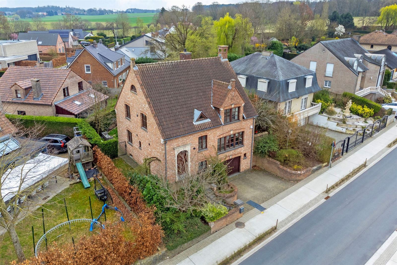 Beersel: Ruime vrijstaande woning met veel mogelijkheden foto {{pictureIndex}}