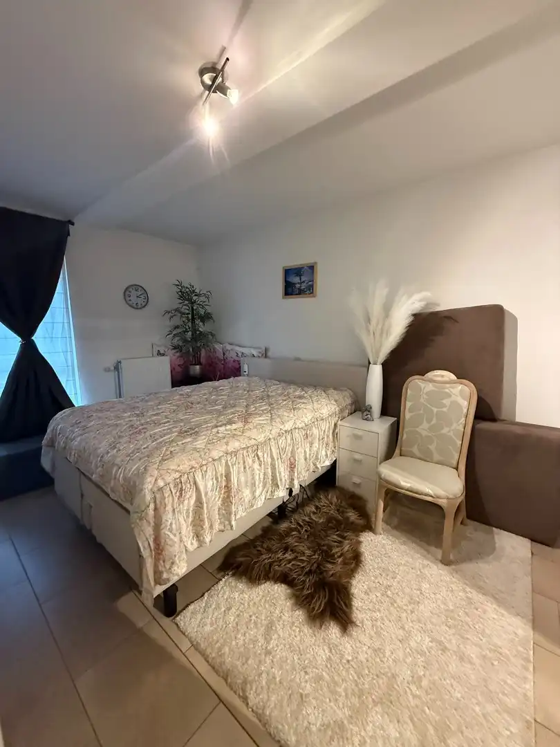 Gelijkvloers appartement met 2 slaapkamers, terras en ruime tuin te Hasselt. foto 6