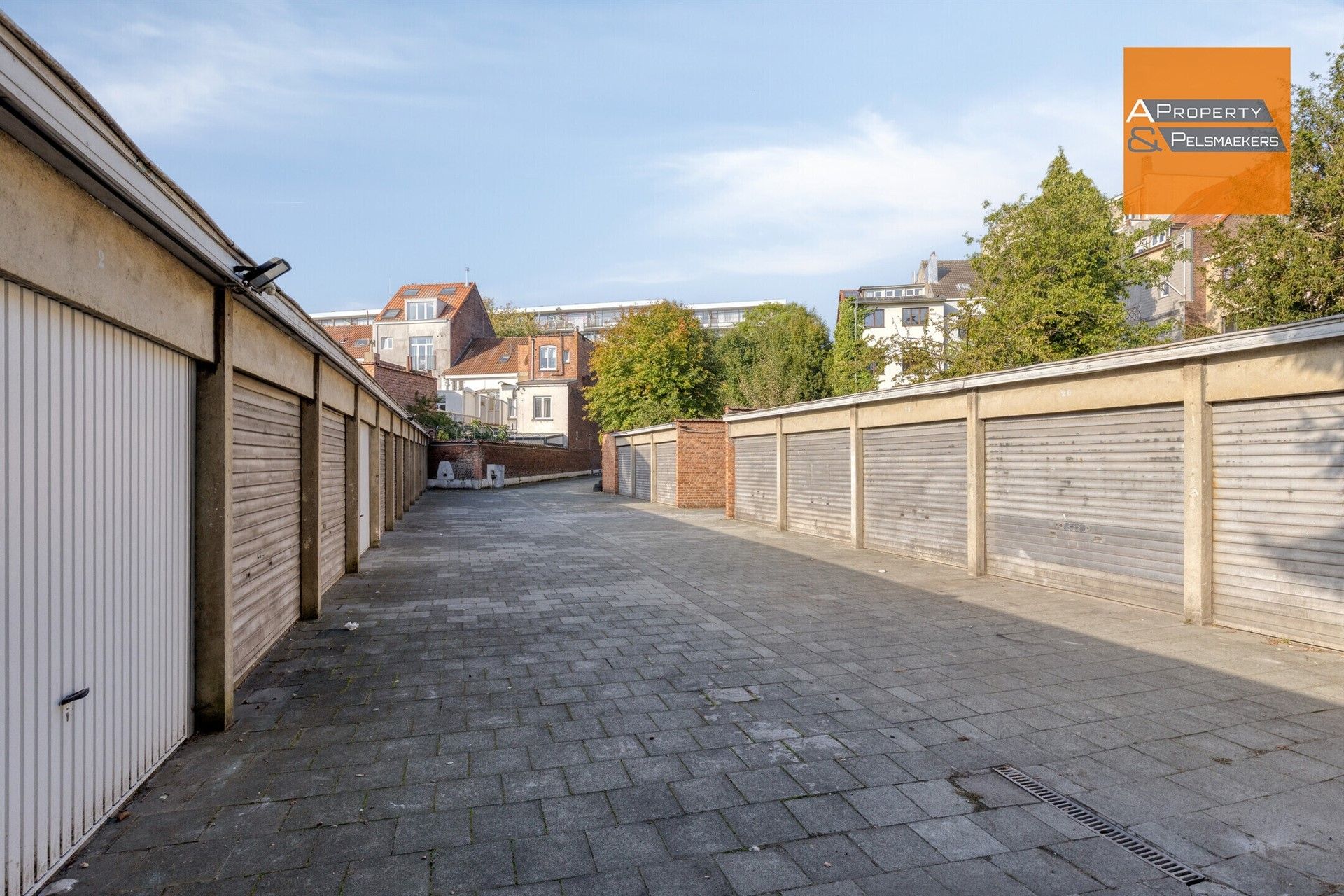 29 gesloten garageboxen te koop in een lot. foto 8