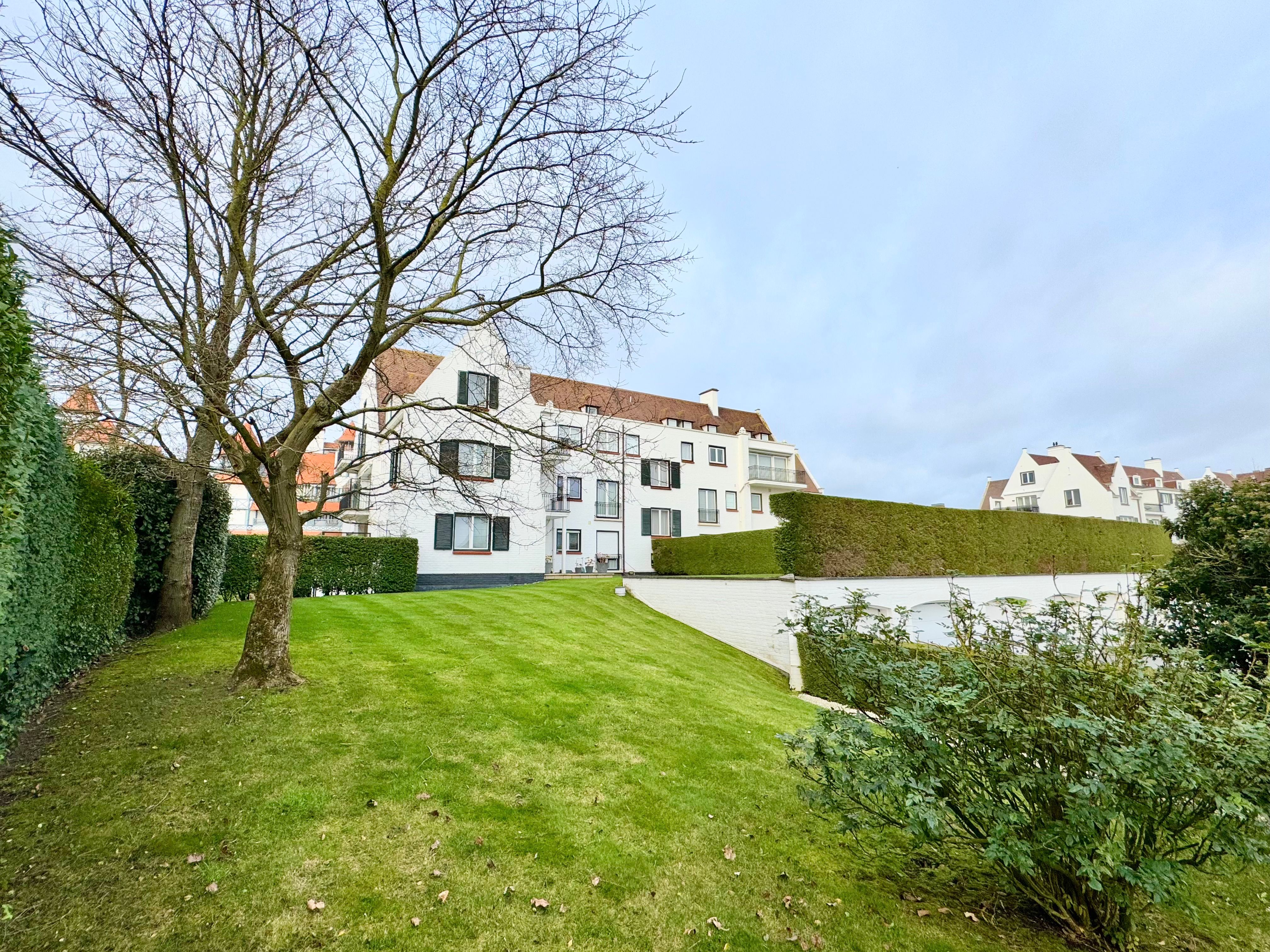 Prachtig tuinappartement met zonnige tuin in een villa residentie in het Zoute op enkele stappen van de zee en de winkels. foto 27