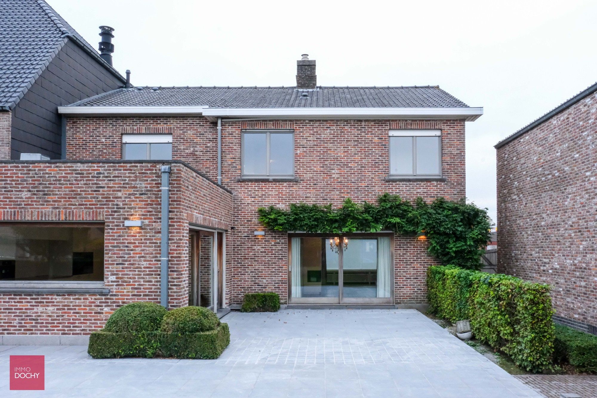Kwalitatief afgewerkte villa met ruime garage en tuin foto 10