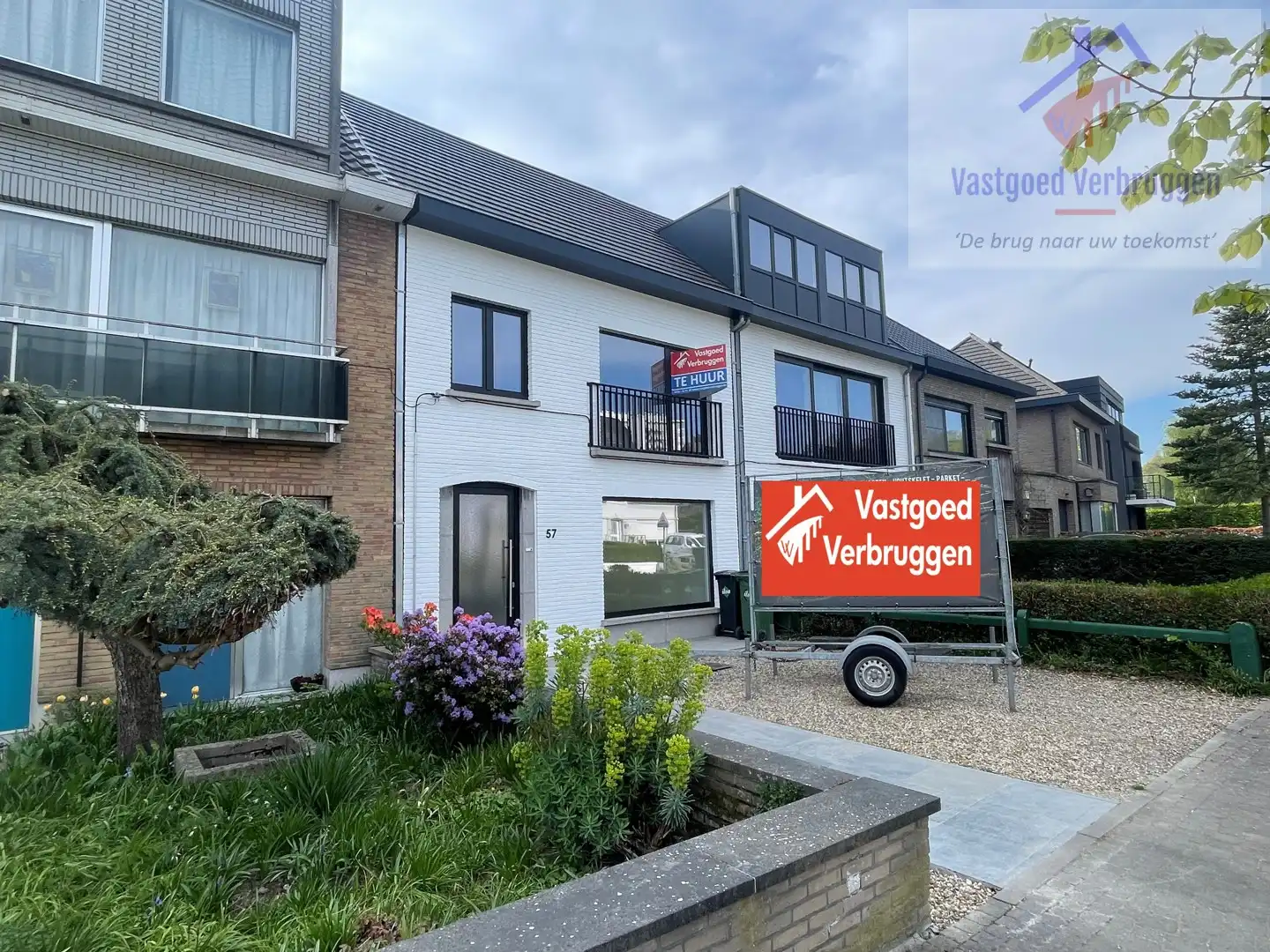 Volledig gerenoveerde woning met tuin en autostaanplaats op toplocatie foto {{pictureIndex}}