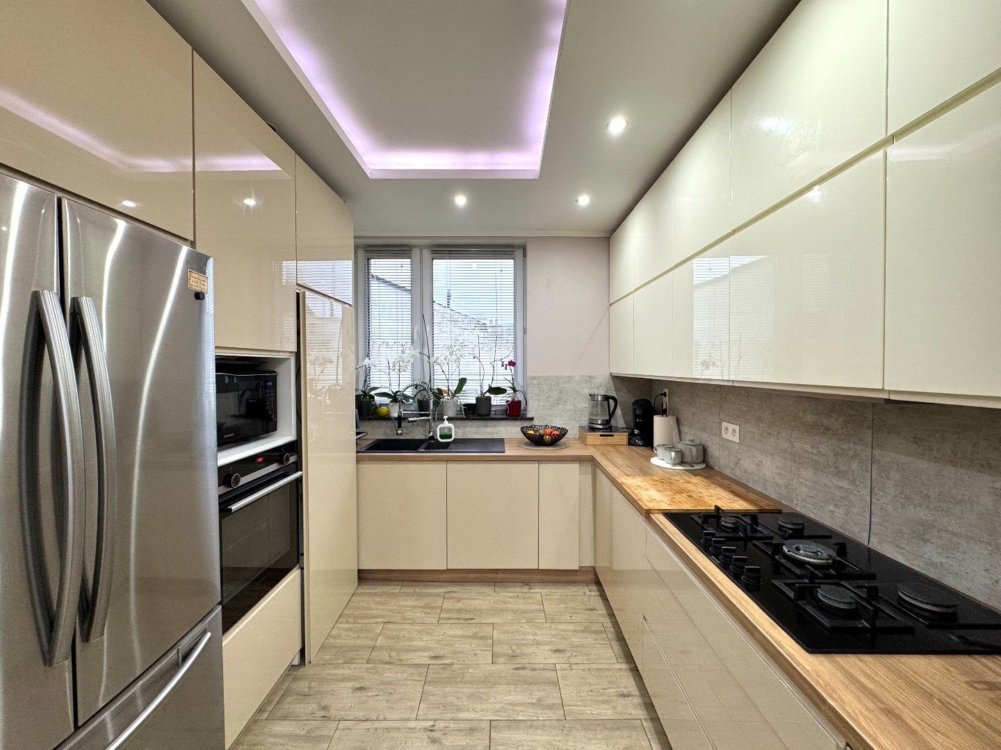GERENOVEERDE HALFOPEN WONING MET 4 SLPKS EN RUIM TERRAS foto 9