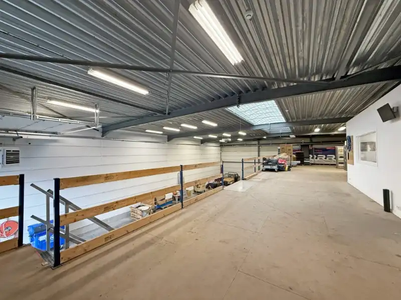 Magazijn met showroom te huur foto 6
