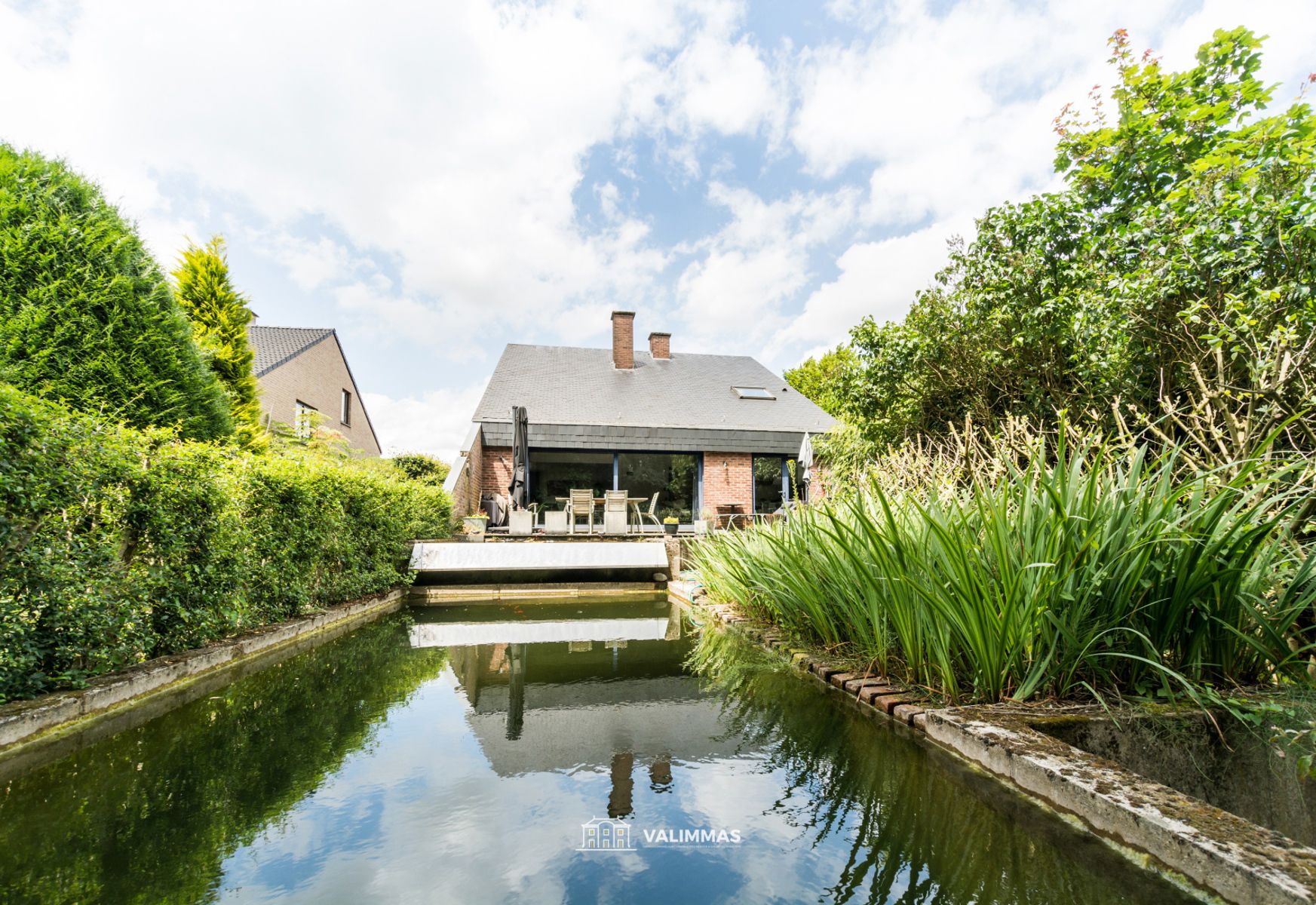 Villa met garage en mooi aangelegde tuin met zwemvijver... foto 6