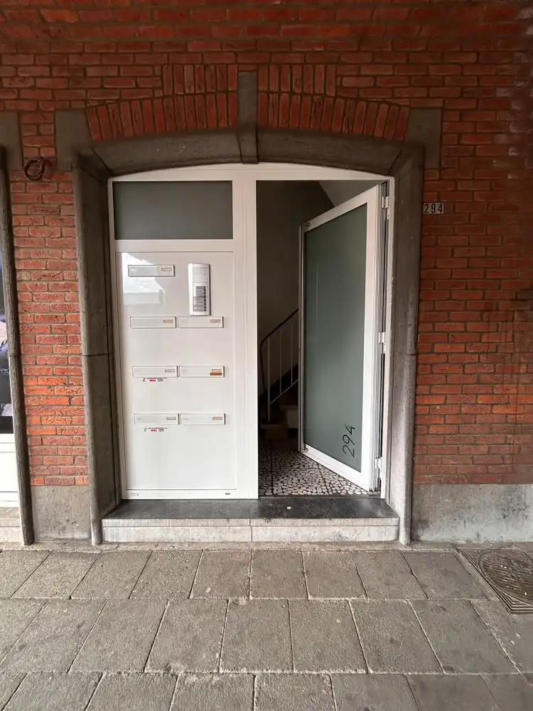 Pal in het bruisende centrum van Brasschaat gelegen 2 slaapkamerappartement in perfecte staat foto 2