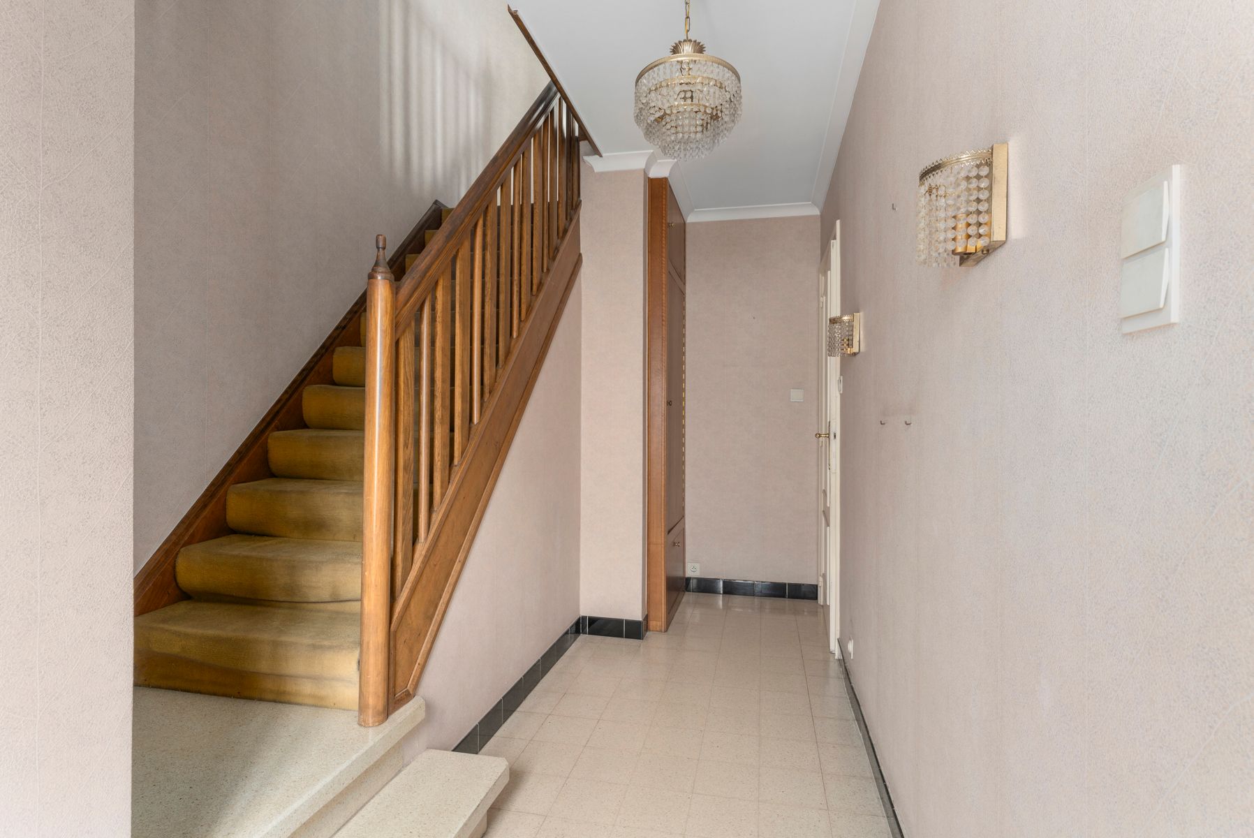 Karaktervolle woning met veel potentieel! foto 2