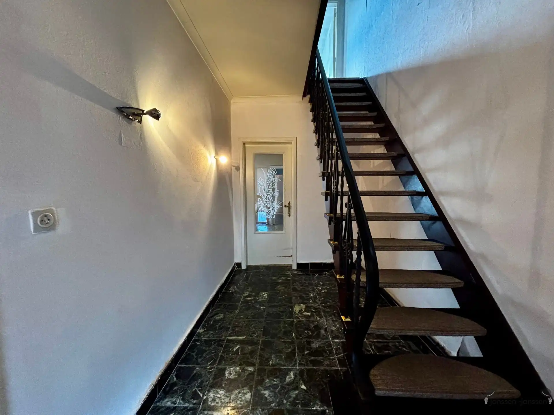 Halfopen bebouwing met 3 slpkmrs & garage foto 2