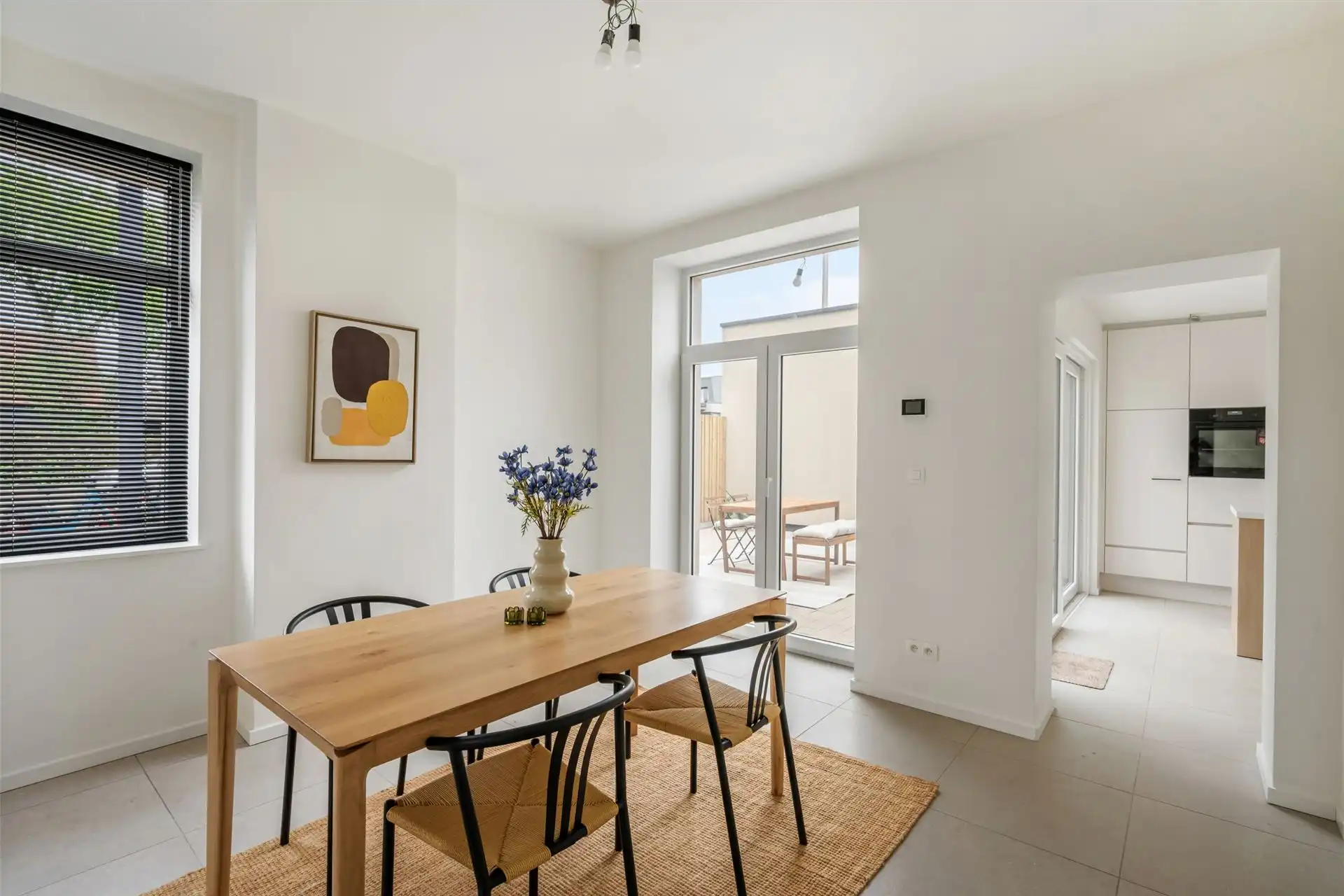Kwalitatief gerenoveerde woning met 3 slk en leuk terras! foto 3