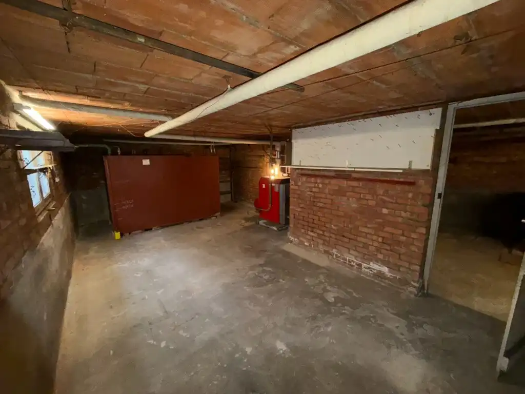 Genk – Hasseltweg 116: Op te frissen woning met 3 slaapkamers, inpandige garage, kelder, tuin en ruime parking aan de voorzijde foto 25