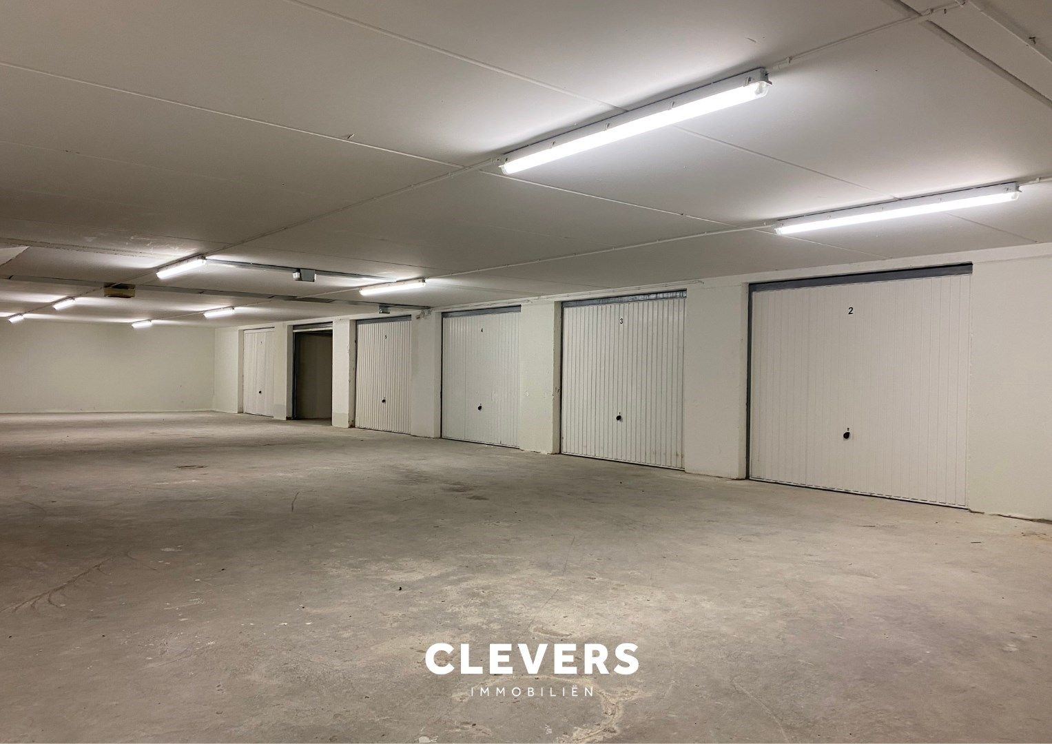 Afgesloten garagebox in klein garagecomplex foto 2
