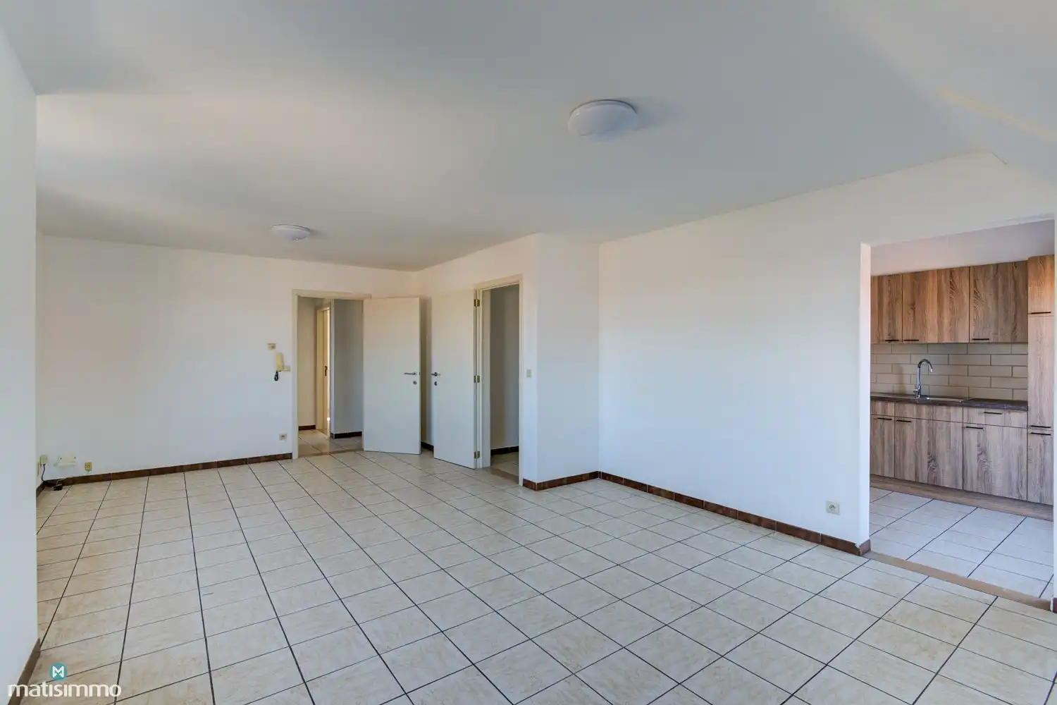 INSTAPKLAAR APPARTEMENT MET TWEE SLAAPKAMERS EN GARAGE NABIJ HET CENTRUM VAN LANAKEN foto 4