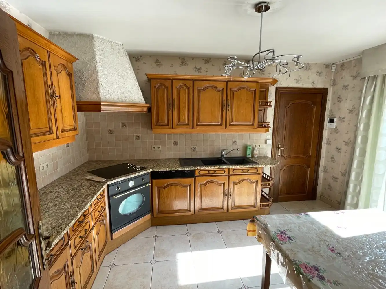 Karaktervolle vrijstaande villa met 5 slaapkamers en mooie tuin foto 9