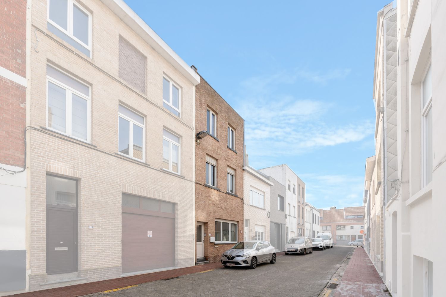 Op te frissen woning met 6 slaapkamers vlakbij zowel het strand als station foto 1