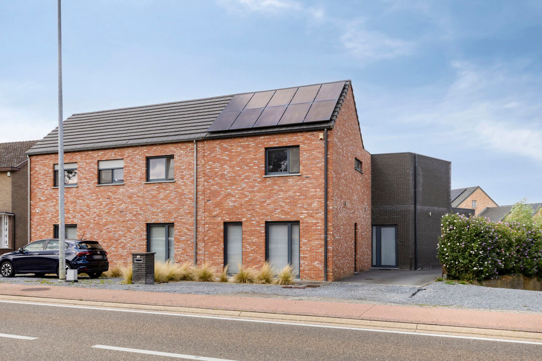 Moderne nieuwbouwwoning met 4 slaapkamers en gezellige tuin. foto 2