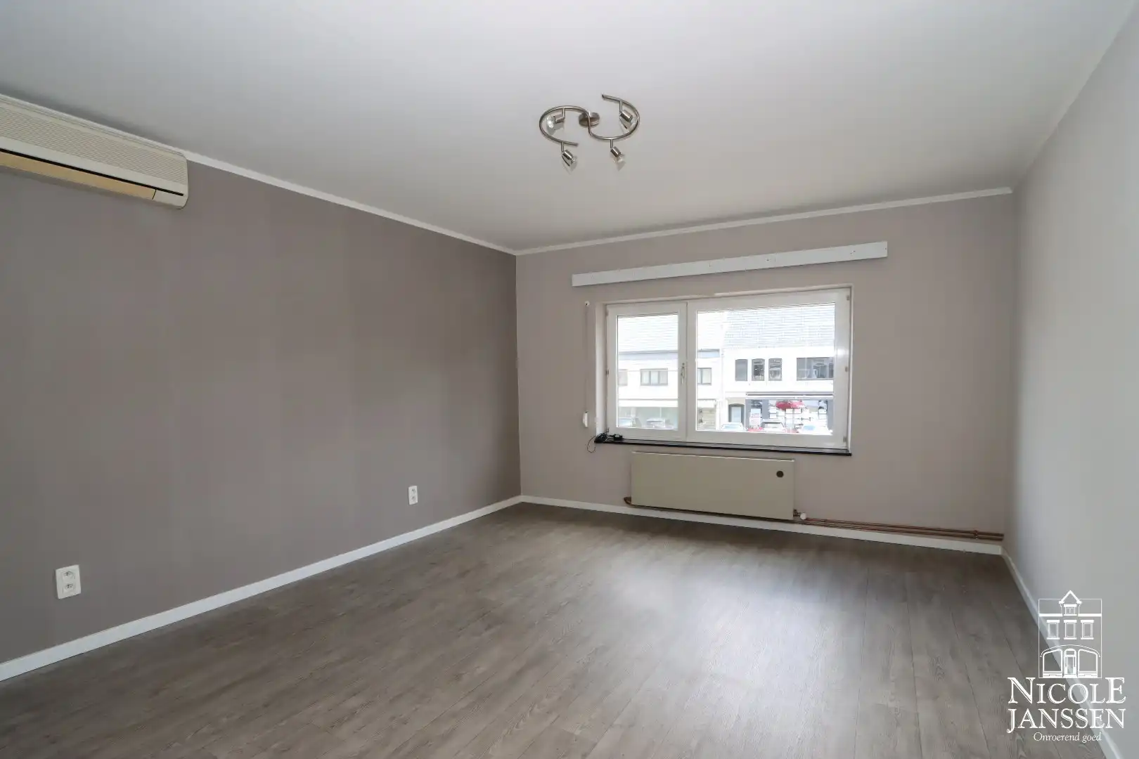 Toffe instapklare en ruim ingedeelde woning met leuk tuintje en carport foto 20