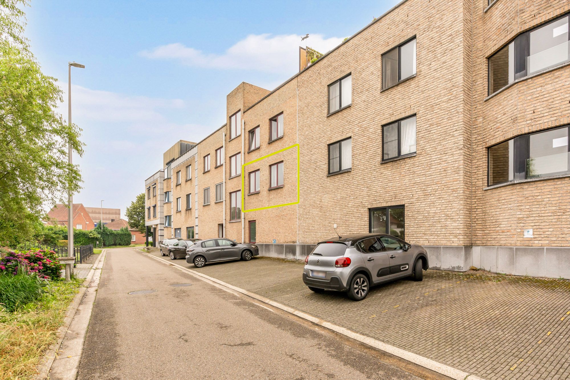 IDEALIS VASTGOED – INSTAPKLAAR APPARTEMENT MET 2 SLAAPKAMERS, LICHTRIJKE LEEFRUIMTE, OPEN KEUKEN EN PARKEERPLAATS OP EEN UITERST GUNSTIGE LOCATIE MIDDEN IN HET CENTRUM VAN PELT!! foto 2