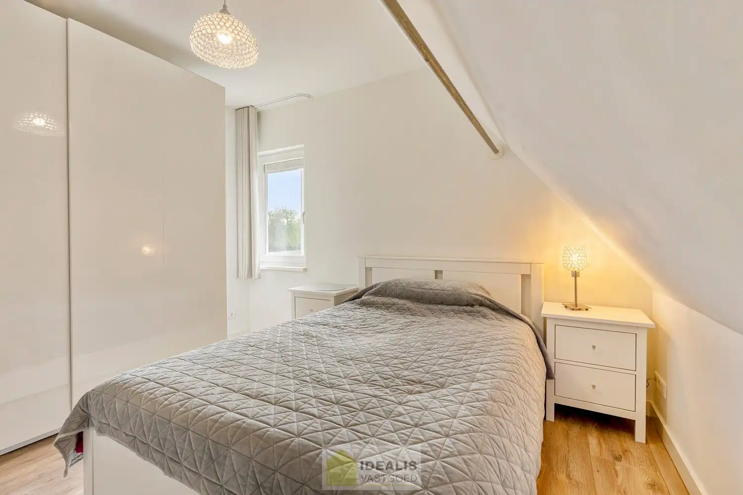 Recent gerenoveerde en perfect onderhouden eengezinswoning met lichtrijke leefruimte, praktisch uitgeruste keuken, 3 slaapkamers, knappe badkamer en knap bijgebouw! foto 29