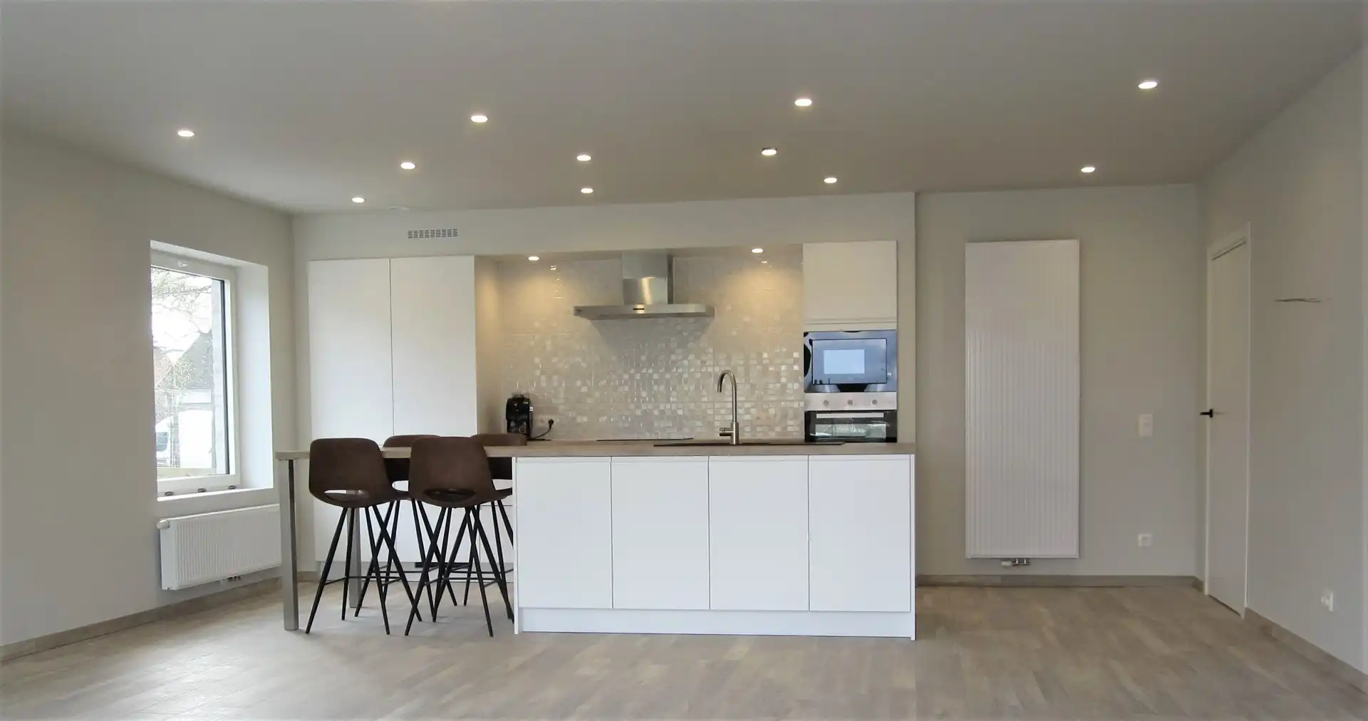 Prachtig nieuwbouw gelijkvloers appartement van 120m² met zuidgericht terras v 54m², tuin, 6 zonnepanelen en twee staanplaatsen. Toegankelijk met rolstoel. Aanrader! foto 9