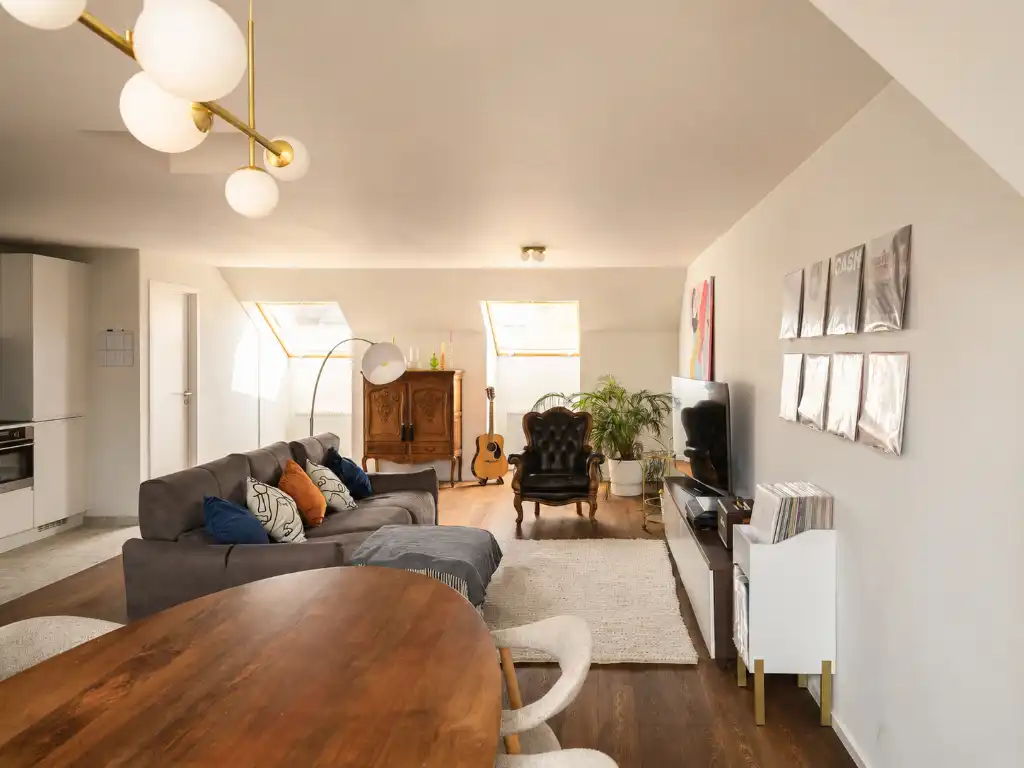 Stijlvol duplex appartement met 2 slaapkamers en terras, centraal gelegen in het bruisende centrum nabij alle belangrijkste straten en pleinen van Gent. foto 4
