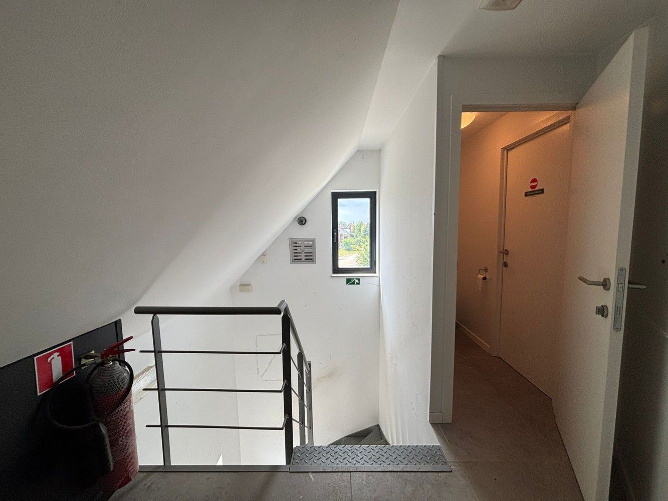 Gunstig gelegen kantoorruimte (60m²) in Emblem te huur! foto 5