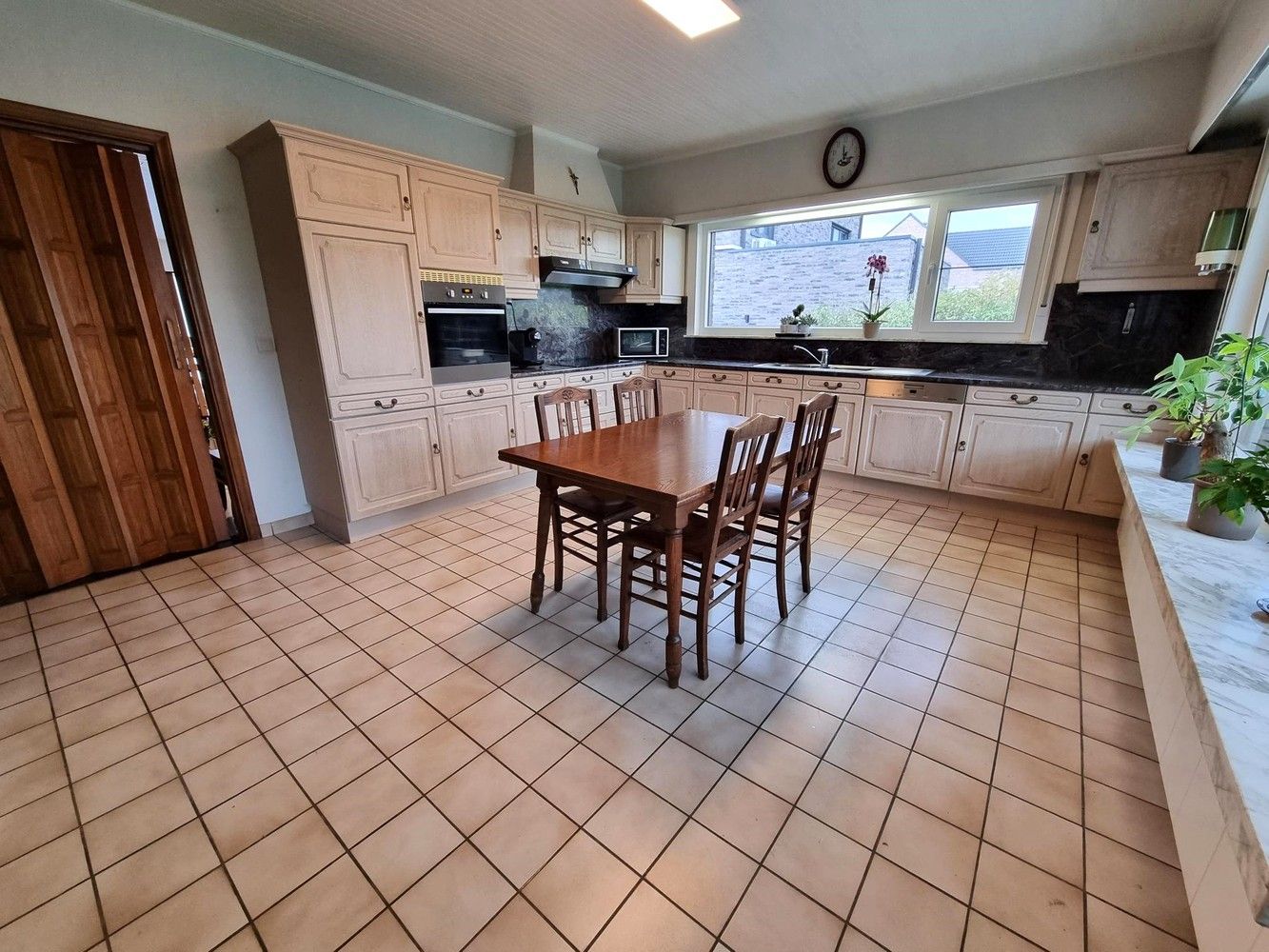 Ruime instapklare gezinswoning met prachtige tuin 28a51ca en uitstekende ligging! foto 10