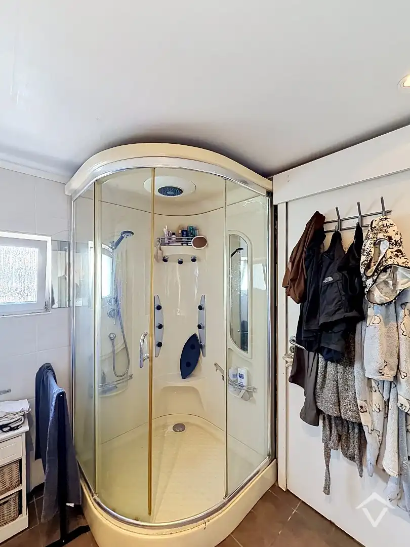 Woning met 3 slaapkamers en 2 garages te Eernegem foto 10