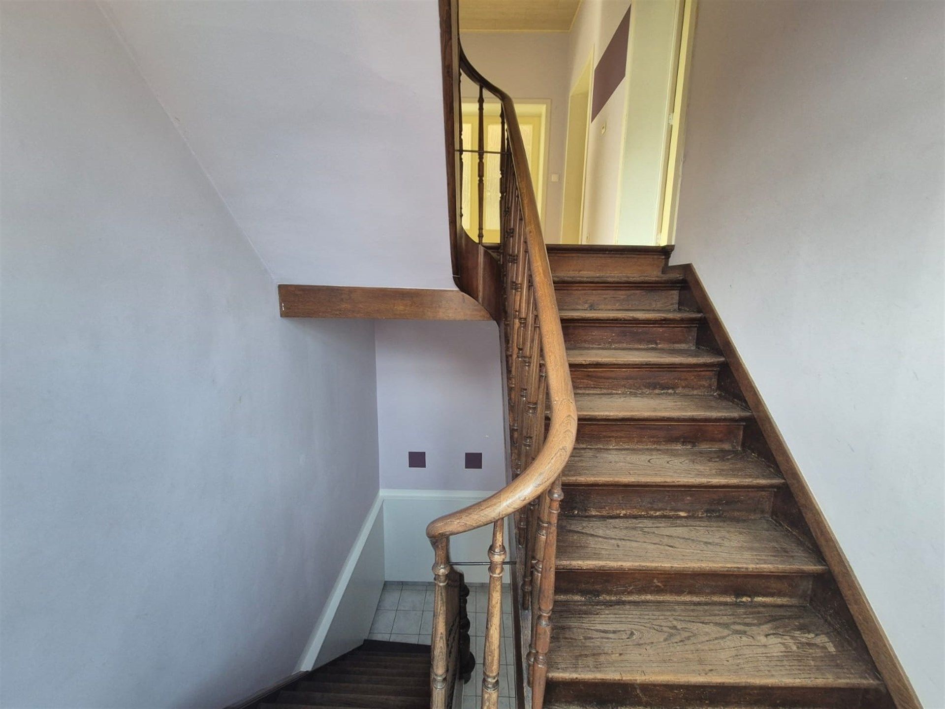 Zeer centraal en rustig gelegen, zeer ruim duplexappartement op de eerste verdieping met privéparking voor 2 wagens. foto 12