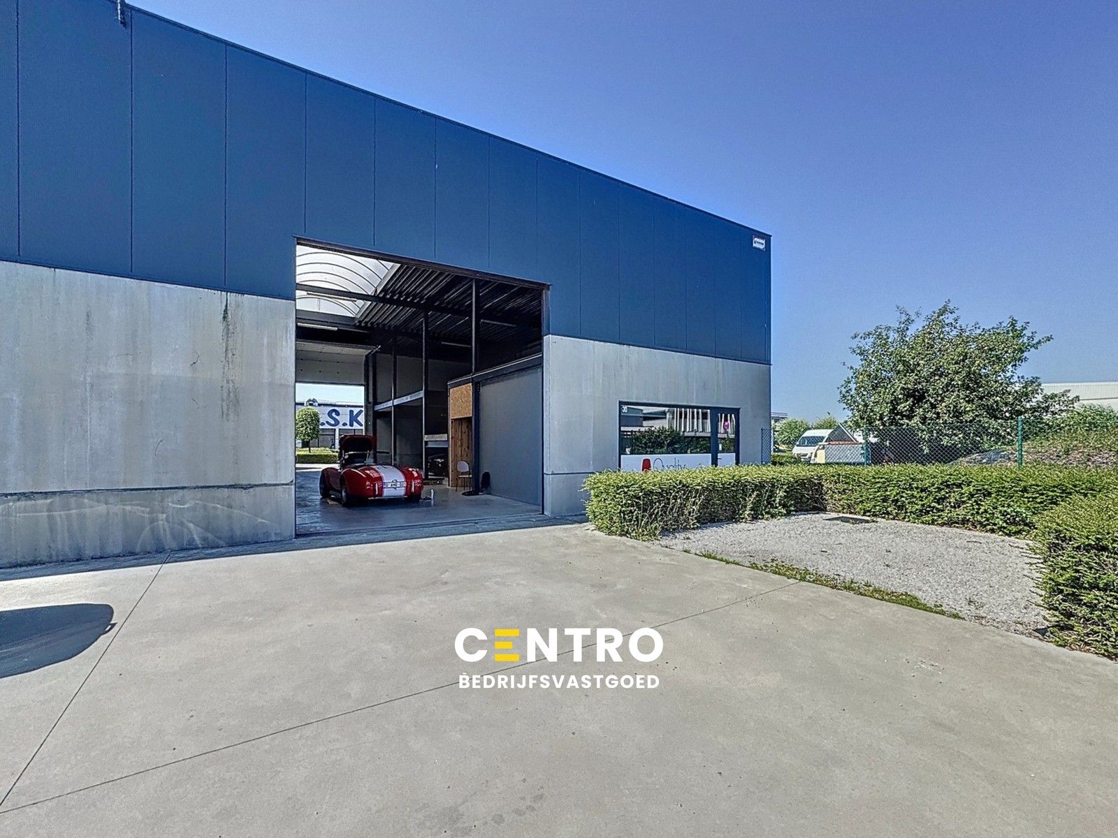 Instapklaar MAGAZIJN (260m²) met kantoor en mezzanine (130m²) te huur op industriezone te Veurne! foto {{pictureIndex}}