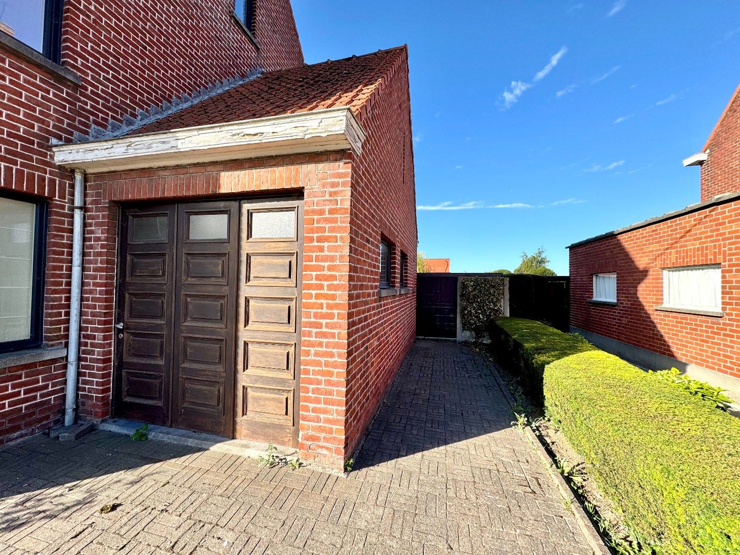 HALFOPEN WONING MET 3 SLPKS, GARAGE EN RUIME TUIN foto 2