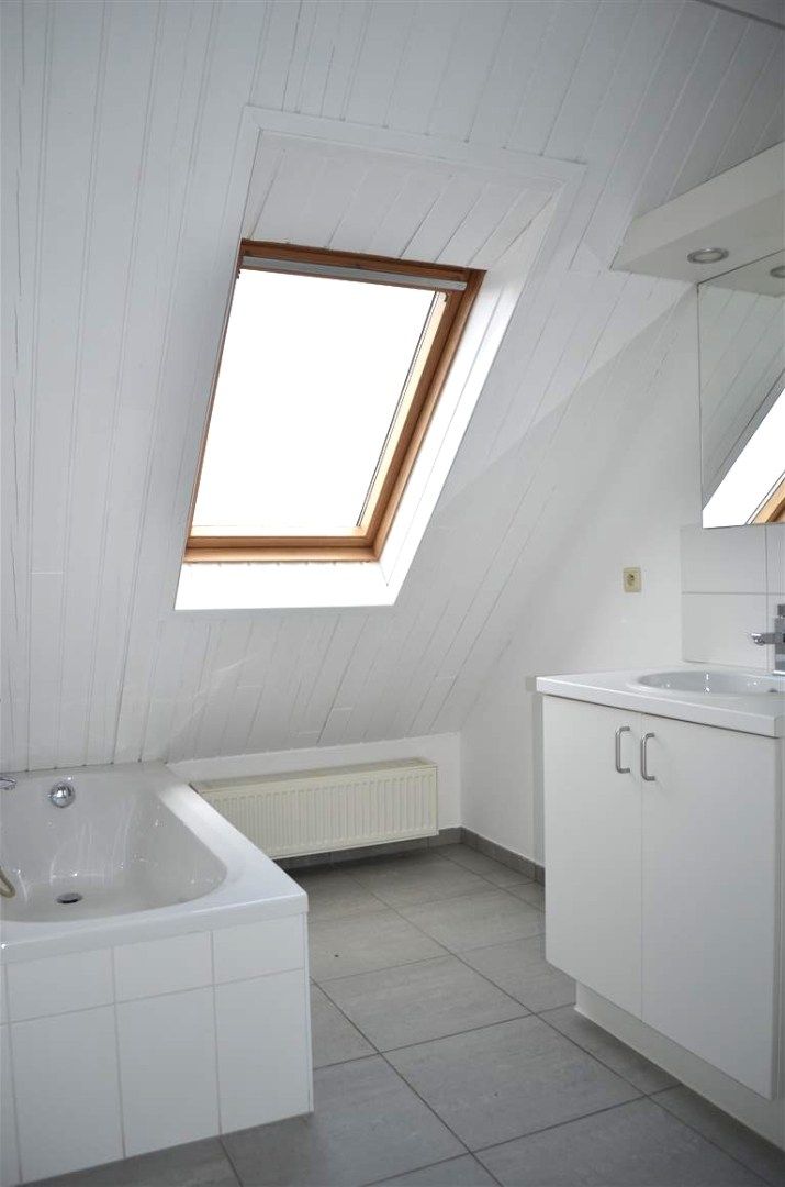 Ruim appartement van bouwjaar 2004 met twee slaapkamers, ondergrondse autostaanplaats en kelder. foto 12