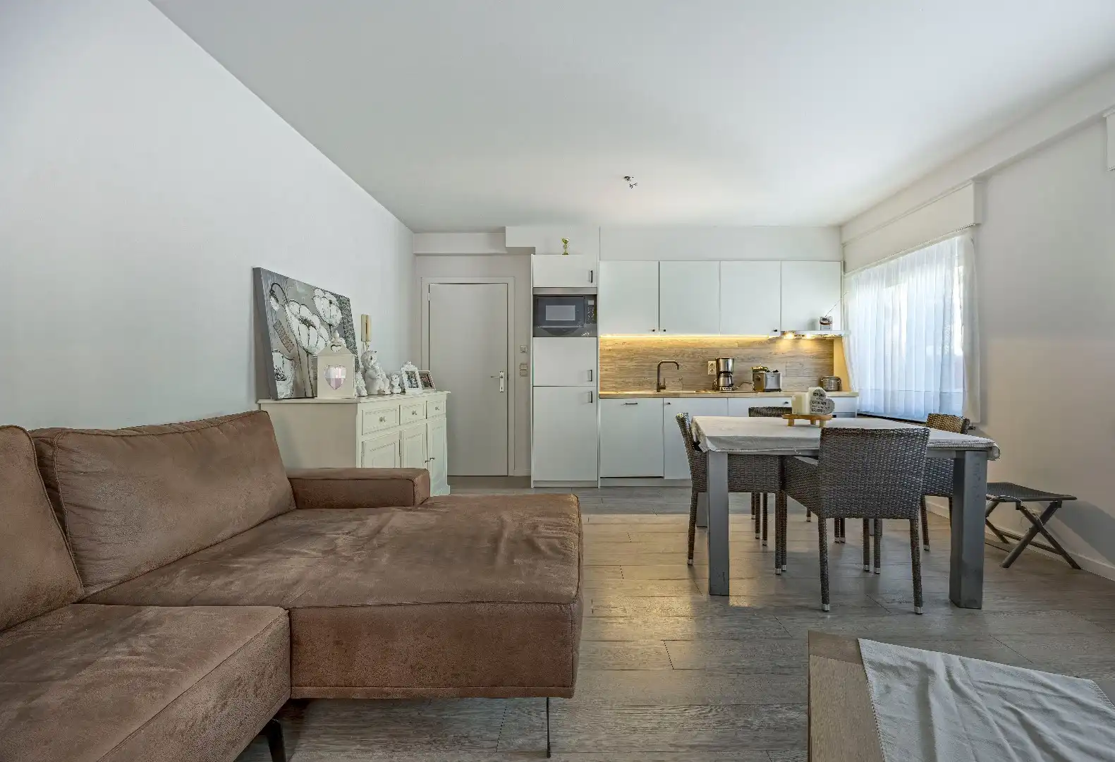 Instapklaar tweeslaapkamerappartement vlakbij de zeedijk. foto 3