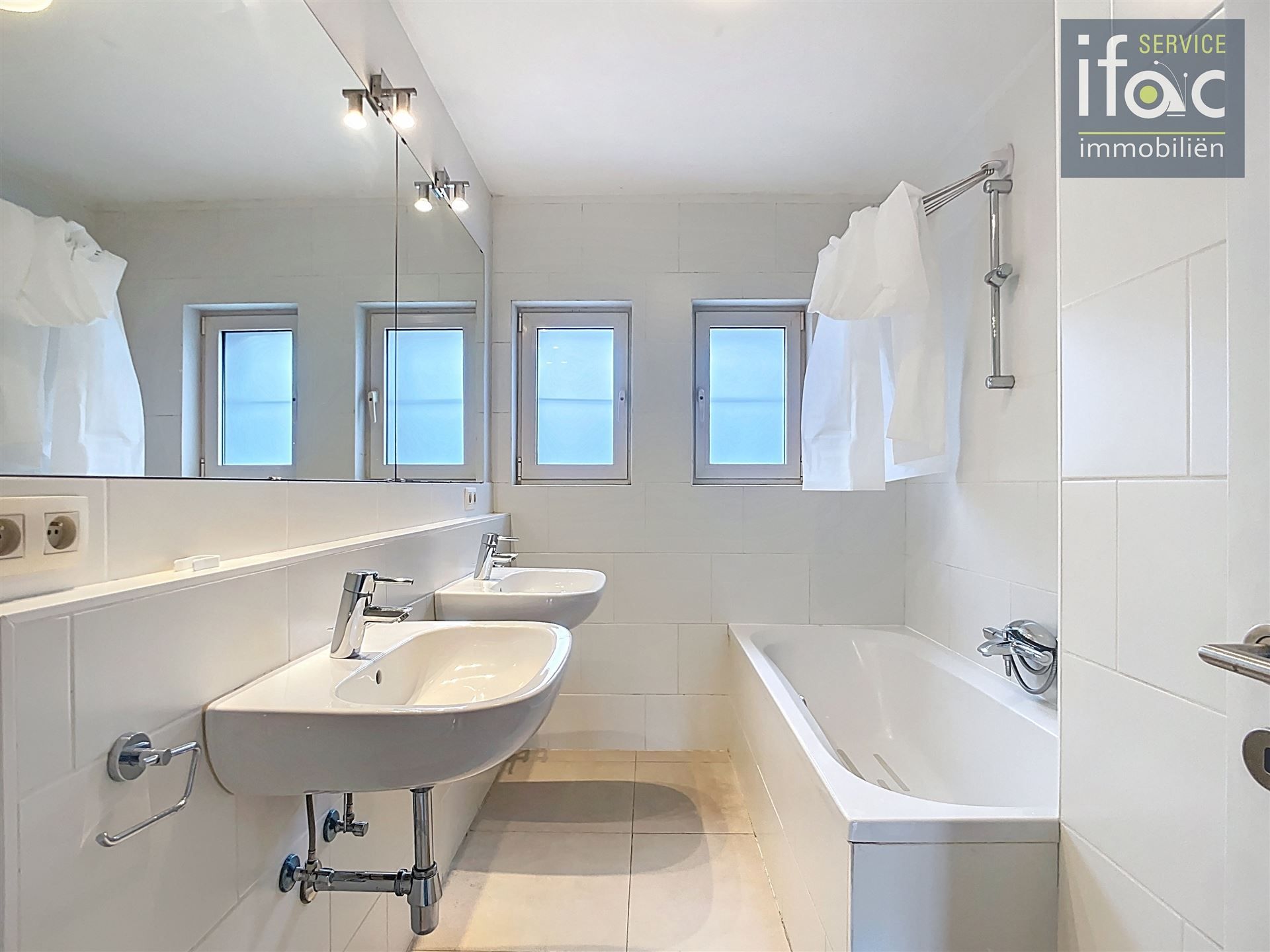 Gerenoveerde villa met 4 ruime slaapkamers foto 22